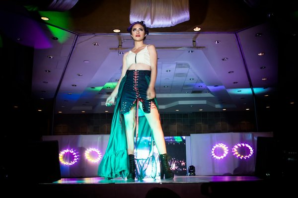 Wie kann man Alltagskleidung in einen glamourÃ¶sen Look verwandeln?